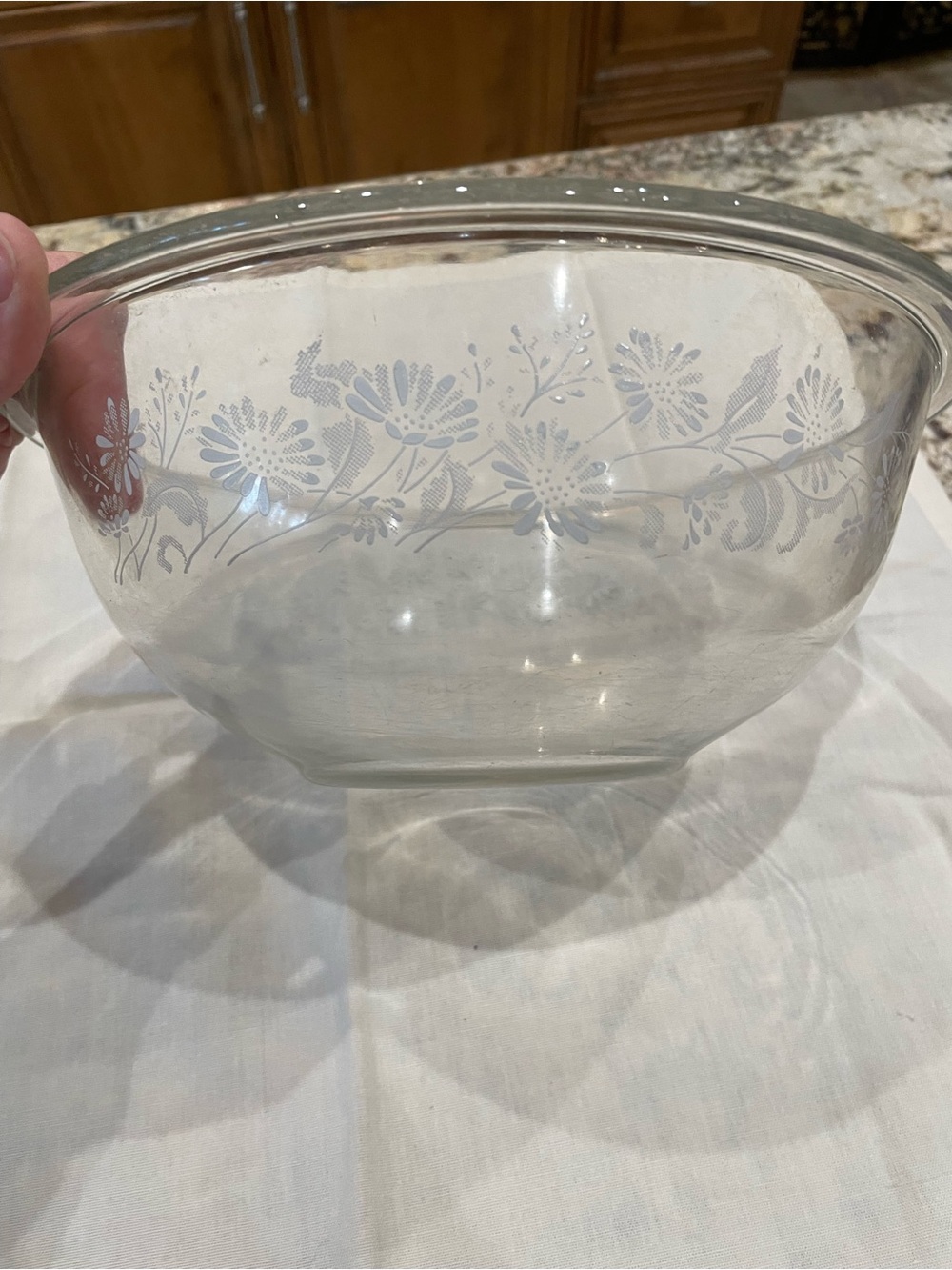 Vintage Pyrex Mixing Bowl #325 2.5L in colonial mist/white lace pattern
